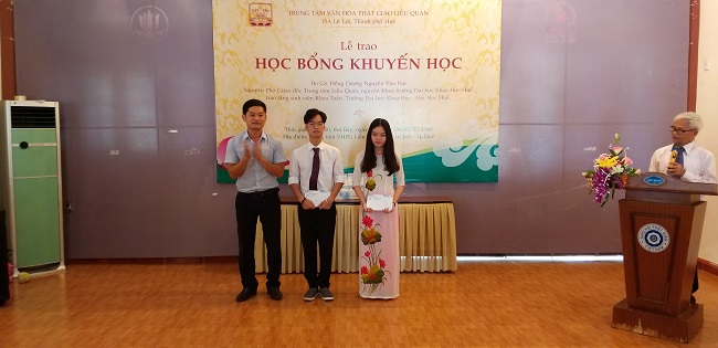 ThS. Thái Nhật Trường trao học bổng